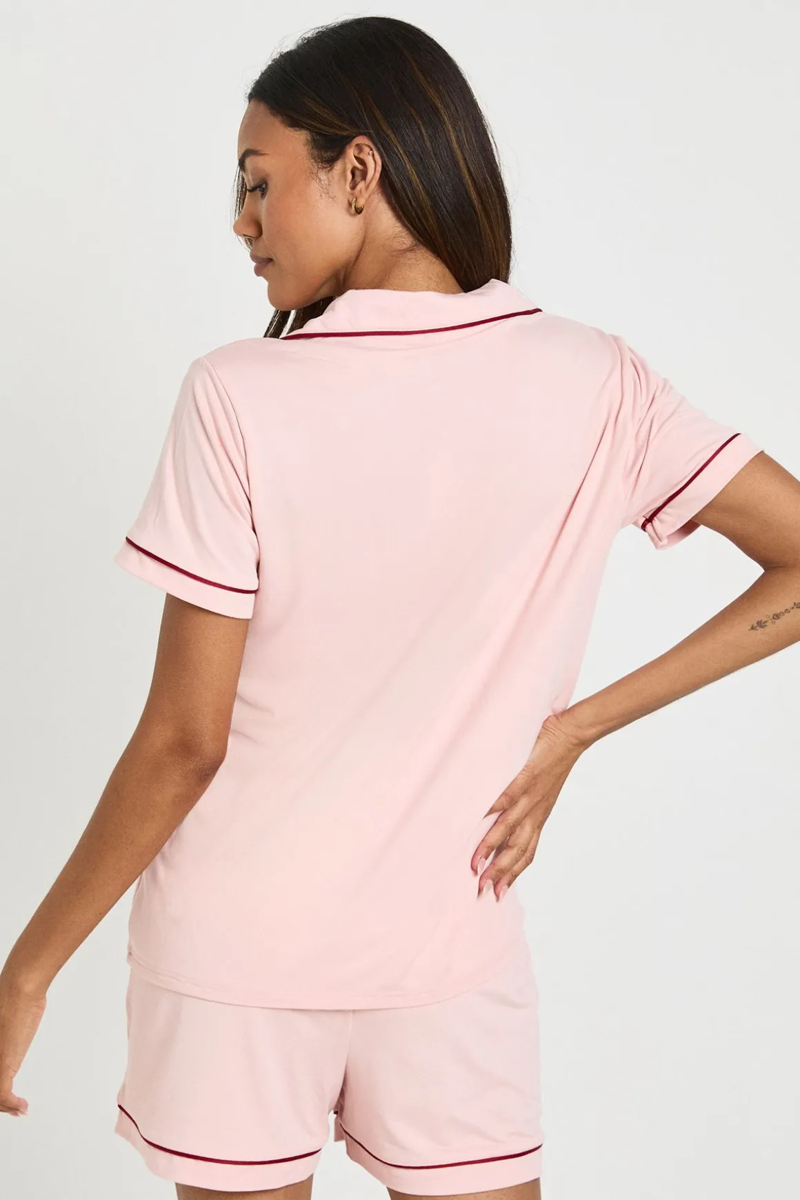Ensemble De Maternité En Jersey À Manches Courtes Et Short Avec Passepoil