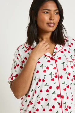 boohoo Ensemble De Pyjama Grande Taille Chemise À Manches Courtes Et Short Imprimé Cœurs Et Cerises Saint-valentin<Femme Pyjamas