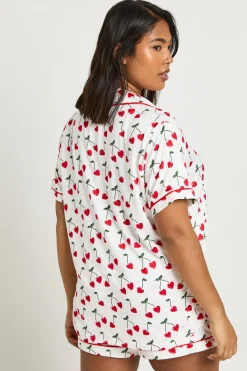 boohoo Ensemble De Pyjama Grande Taille Chemise À Manches Courtes Et Short Imprimé Cœurs Et Cerises Saint-valentin<Femme Pyjamas