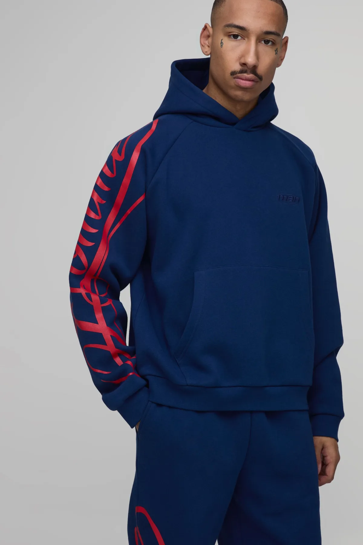 boohooMAN Ensemble De Survêtement Homme Sweat À Casynthétiqueche Oversize Boxy Avec Inscription Et Jogger Décontracté À Ourlet Fendu<Homme Survêtements Grande Taille|Tout Afficher