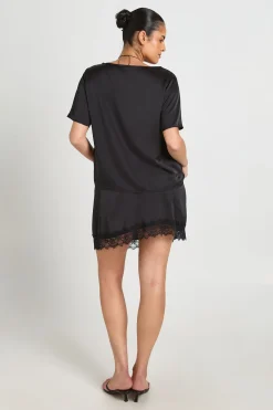 boohoo Ensemble Grande Taille T-shirt Satiné Oversize Et Mini-jupe En Dentelle<Femme Satin Et Dentelle|Ensembles