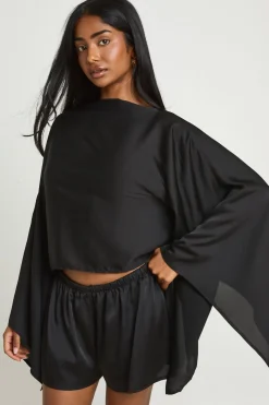 boohoo Ensemble Haut Cape En Satin Et Short Évasé Assorti<Femme Satin Et Dentelle|Ensembles