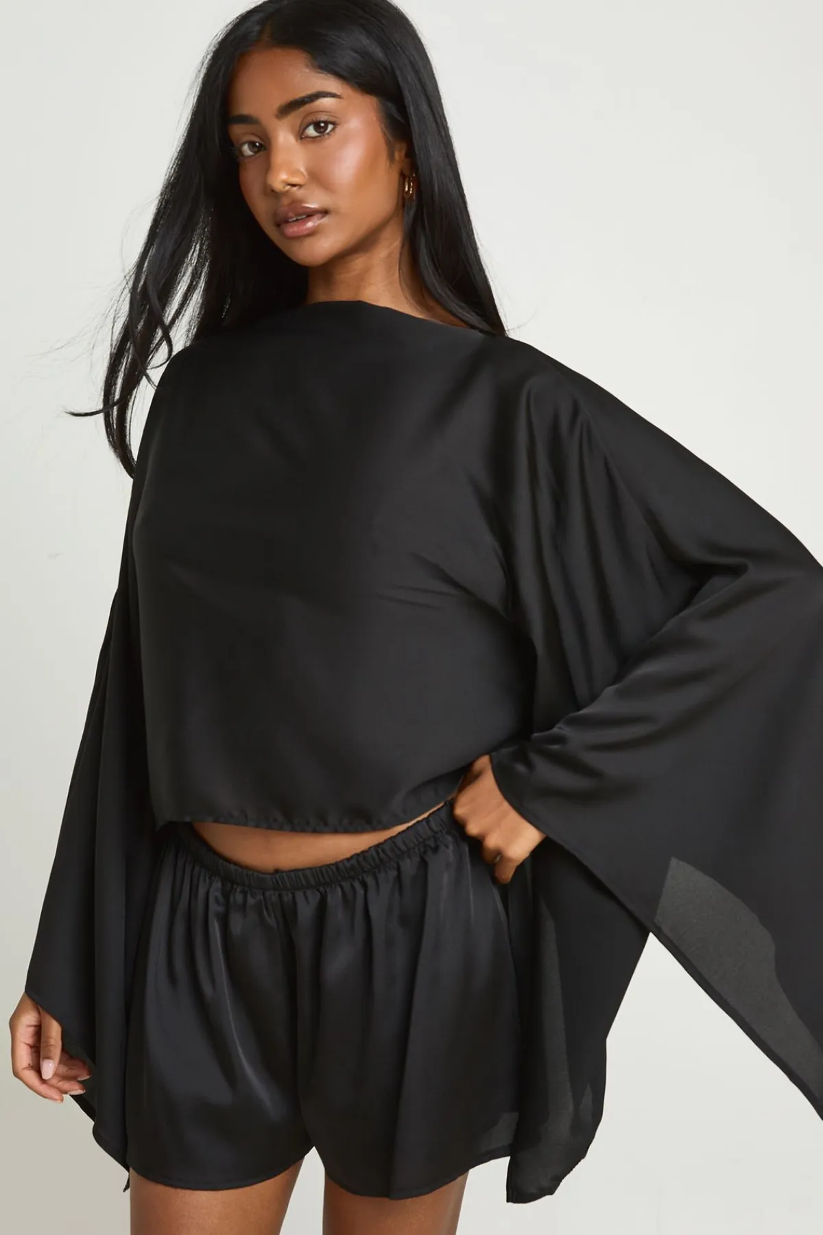 boohoo Ensemble Haut Cape En Satin Et Short Évasé Assorti<Femme Satin Et Dentelle|Ensembles