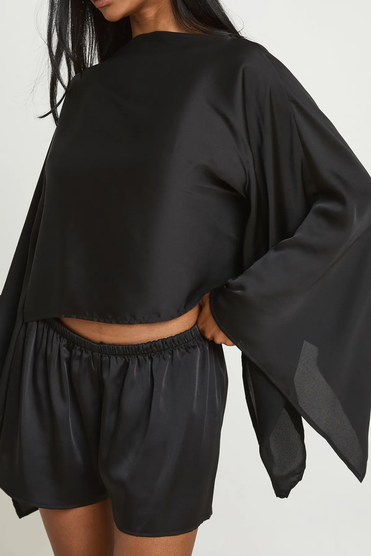 boohoo Ensemble Haut Cape En Satin Et Short Évasé Assorti<Femme Satin Et Dentelle|Ensembles