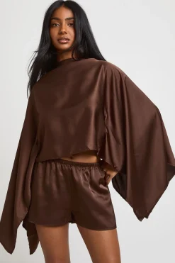 Ensemble Haut Cape Et Short Évasé En Satin