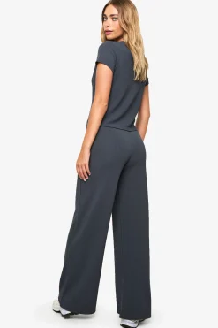 Ensemble haut à manches cap à boutons traversants et pantalon en côte froissée