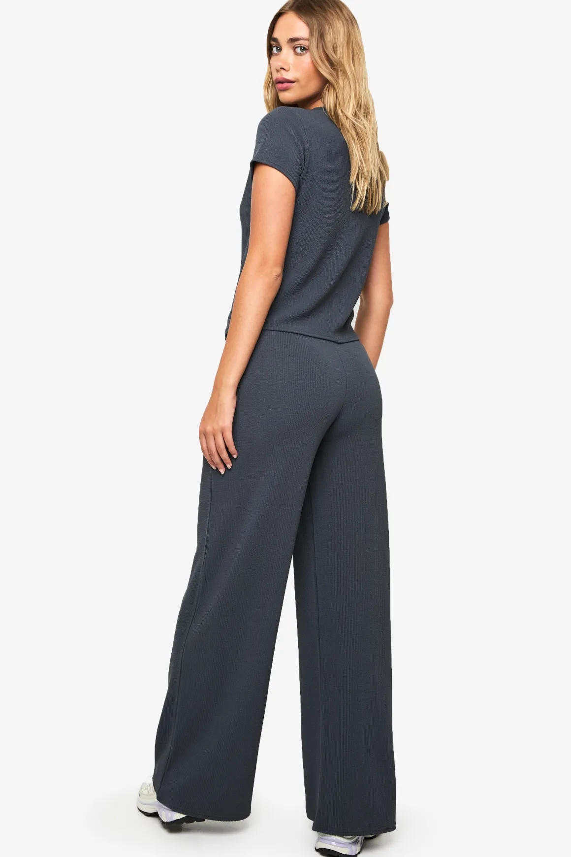 Ensemble haut à manches cap à boutons traversants et pantalon en côte froissée