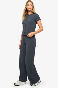 Ensemble haut à manches cap à boutons traversants et pantalon en côte froissée