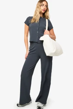 Ensemble haut à manches cap à boutons traversants et pantalon en côte froissée