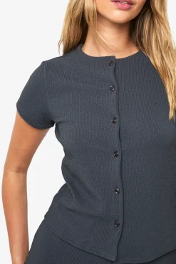 Ensemble haut à manches cap à boutons traversants et pantalon en côte froissée