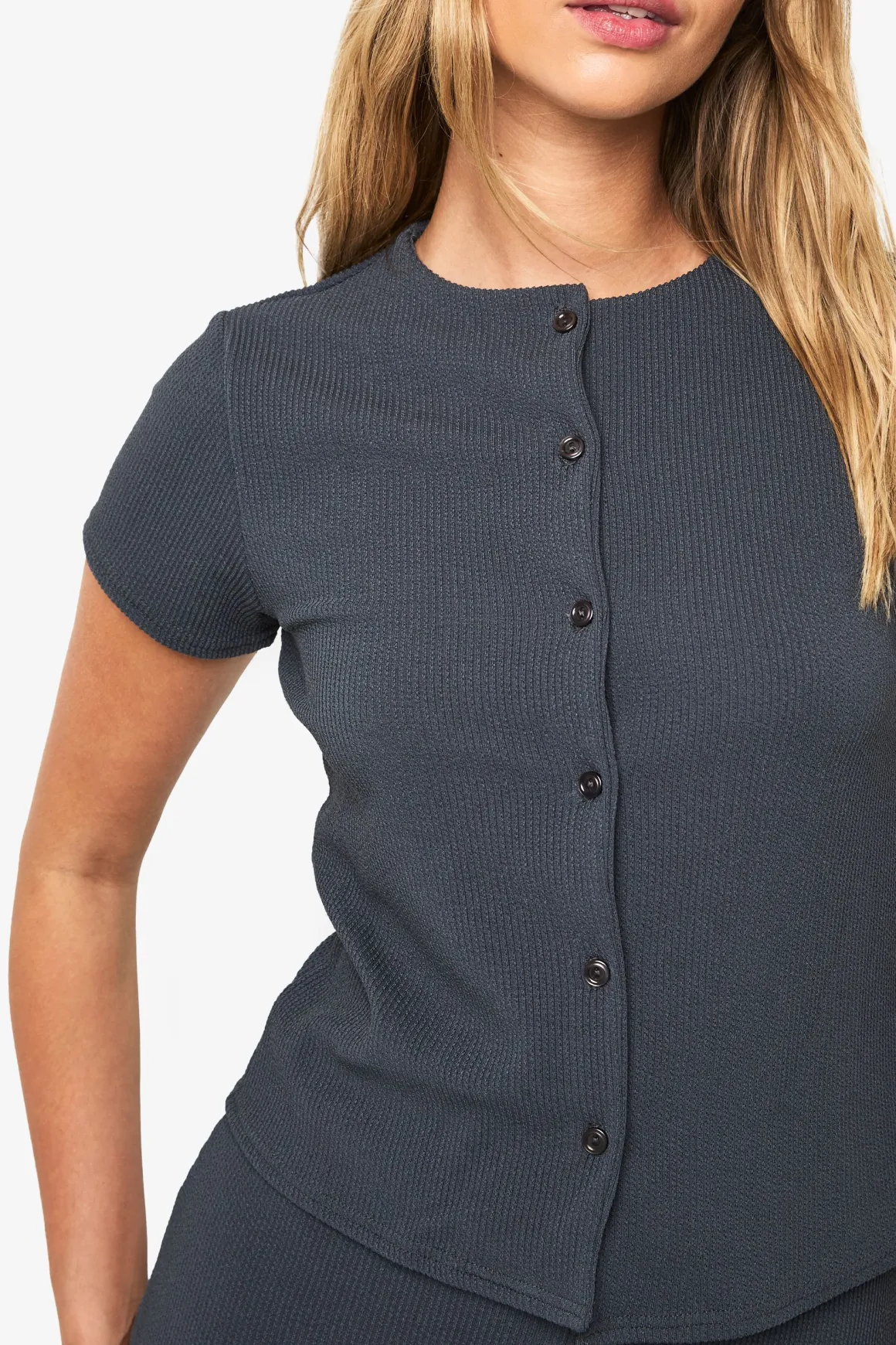 Ensemble haut à manches cap à boutons traversants et pantalon en côte froissée