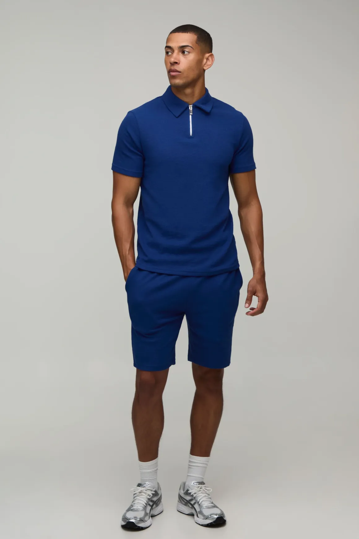 Ensemble Polo Ajusté Col Zippé Et Short En Tissu Gaufré