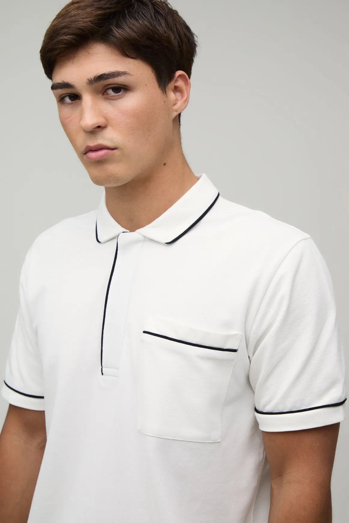 Ensemble Polo Boxy Coupe Regular À Patte Dissimulée Avec Passepoil Contrasté Et Short Coupe Regular En Piqué