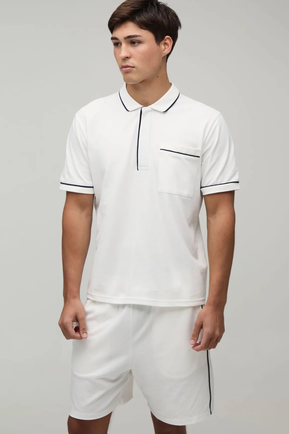 Ensemble Polo Boxy Coupe Regular À Patte Dissimulée Avec Passepoil Contrasté Et Short Coupe Regular En Piqué