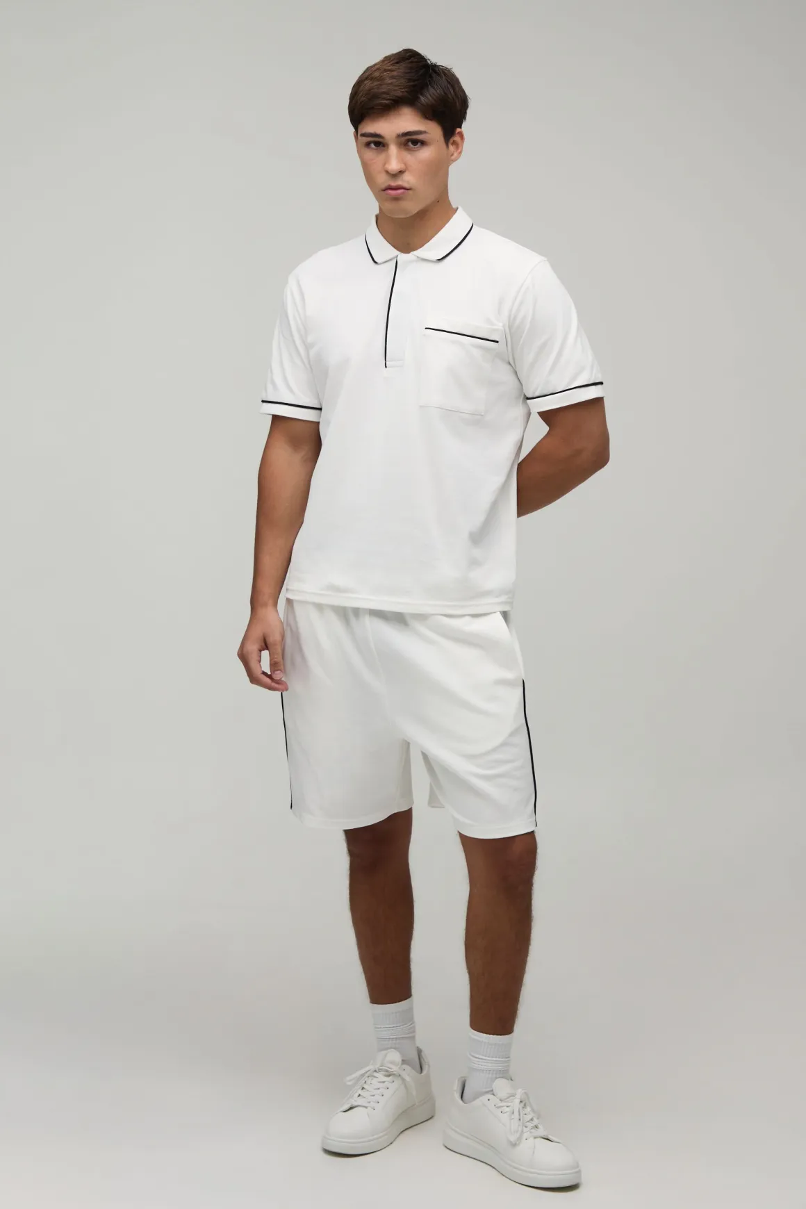 Ensemble Polo Boxy Coupe Regular À Patte Dissimulée Avec Passepoil Contrasté Et Short Coupe Regular En Piqué