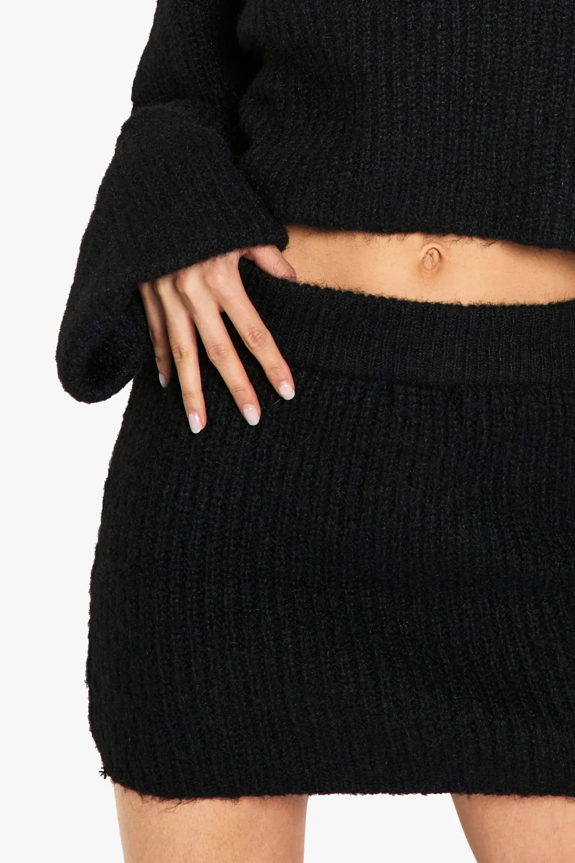 Ensemble pull court en maille surdimensionné à col haut et micro mini jupe