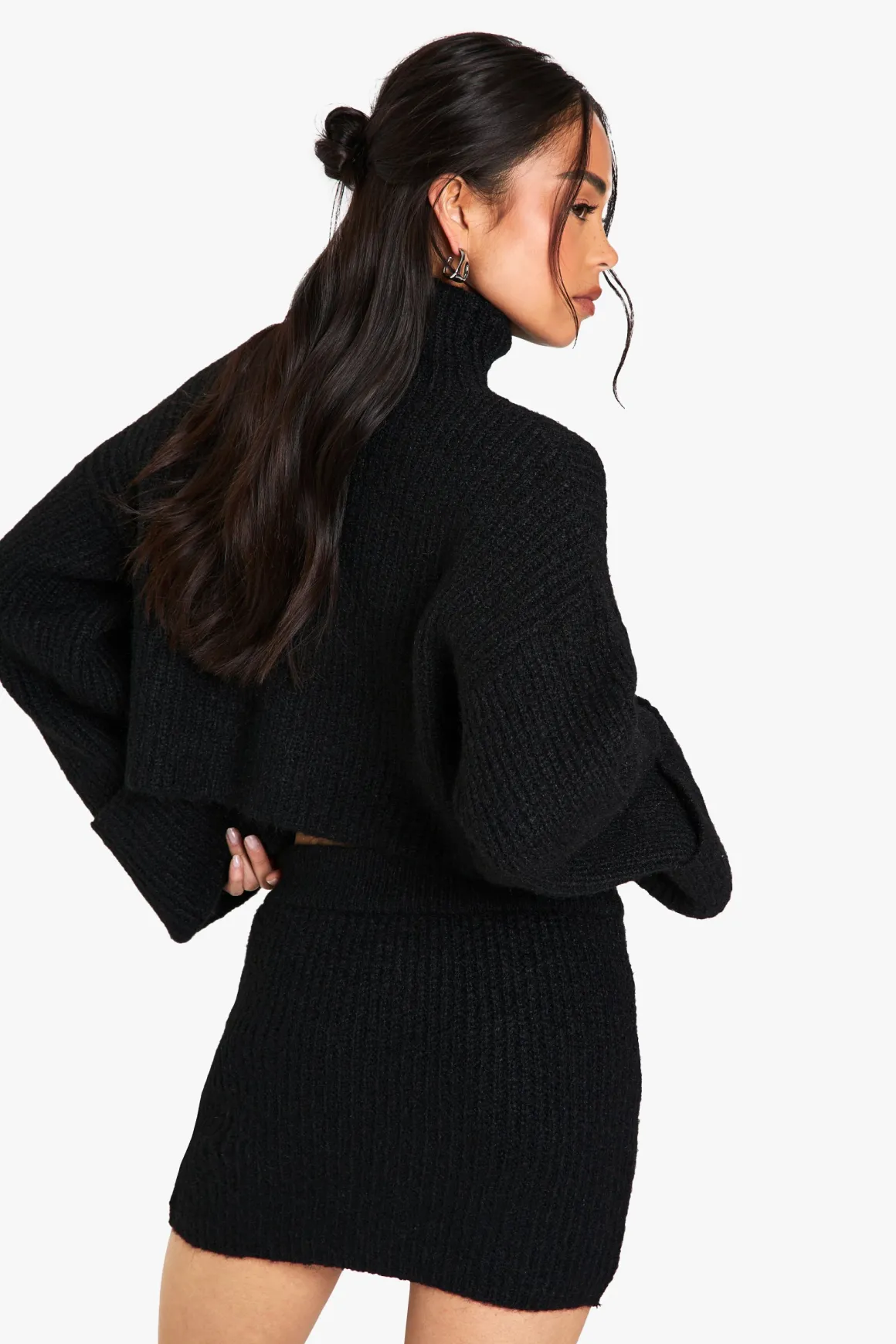 Ensemble pull court en maille surdimensionné à col haut et micro mini jupe