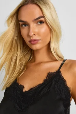 boohoo Ensemble pyjama camisole et short à garniture en dentelle à cils<Femme Satin Et Dentelle|Pyjamas