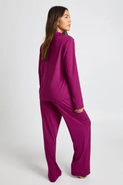Ensemble pyjama chemise à boutons sur tout le devant et pantalon en tissu doux au toucher