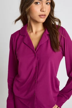 Ensemble pyjama chemise à boutons sur tout le devant et pantalon en tissu doux au toucher