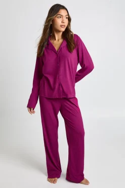 Ensemble pyjama chemise à boutons sur tout le devant et pantalon en tissu doux au toucher