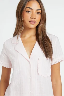 Ensemble Pyjama Chemise Manches Courtes Et Short Avec Détails Volants Texturés