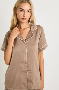 Ensemble Pyjama Chemise À Manches Courtes Et Short Avec Détails De Passepoil En Satin