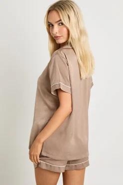 Ensemble Pyjama Chemise À Manches Courtes Et Short Avec Détails De Passepoil En Satin