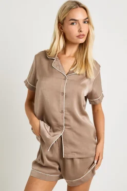 Ensemble Pyjama Chemise À Manches Courtes Et Short Avec Détails De Passepoil En Satin