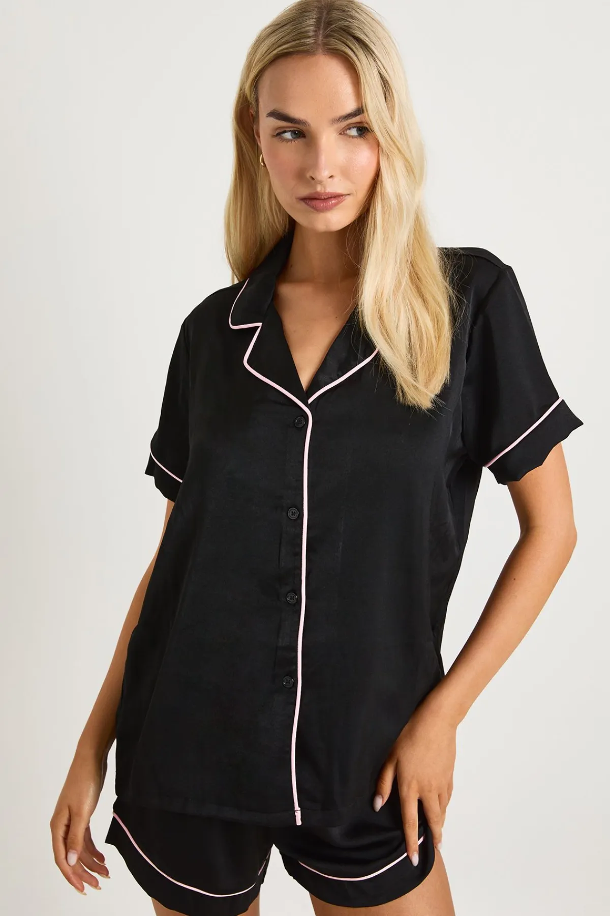 boohoo Ensemble Pyjama Chemise Manches Courtes et Short avec Détails de Passepoil Satiné<Femme Satin Et Dentelle|Pyjamas