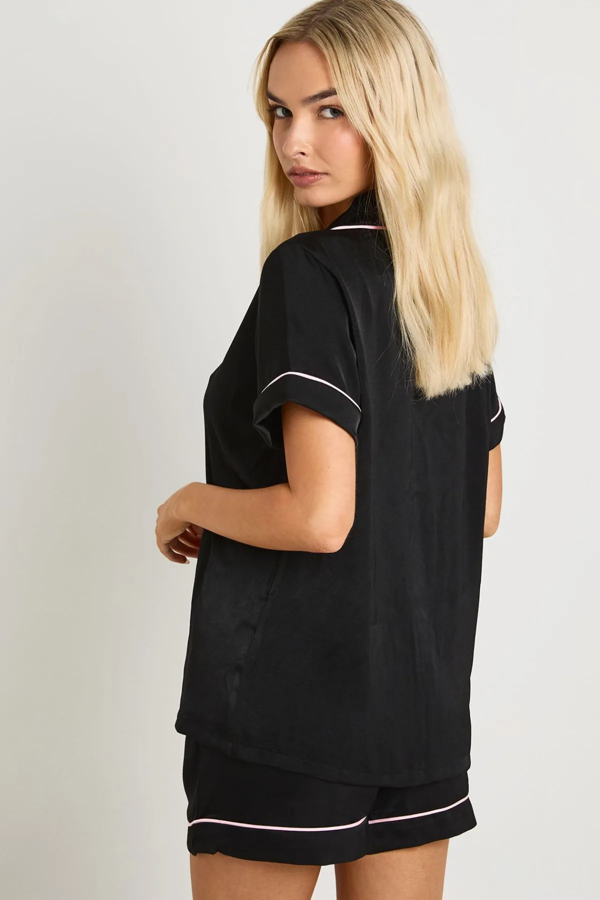 boohoo Ensemble Pyjama Chemise Manches Courtes et Short avec Détails de Passepoil Satiné<Femme Satin Et Dentelle|Pyjamas