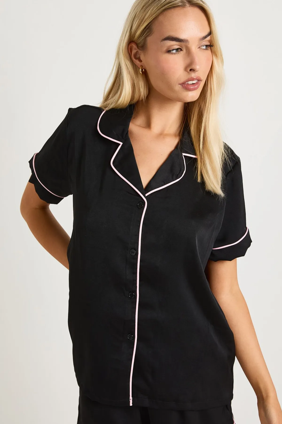 boohoo Ensemble Pyjama Chemise Manches Courtes et Short avec Détails de Passepoil Satiné<Femme Satin Et Dentelle|Pyjamas