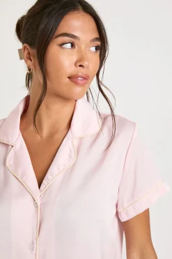 Ensemble pyjama chemise à manches courtes et short avec détails passepoil en satin