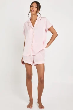Ensemble pyjama chemise à manches courtes et short avec détails passepoil en satin
