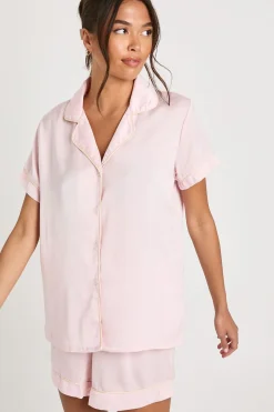 Ensemble pyjama chemise à manches courtes et short avec détails passepoil en satin
