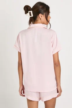 Ensemble pyjama chemise à manches courtes et short avec détails passepoil en satin