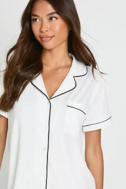 Ensemble pyjama chemise à manches courtes avec détail de passepoil en jersey et short