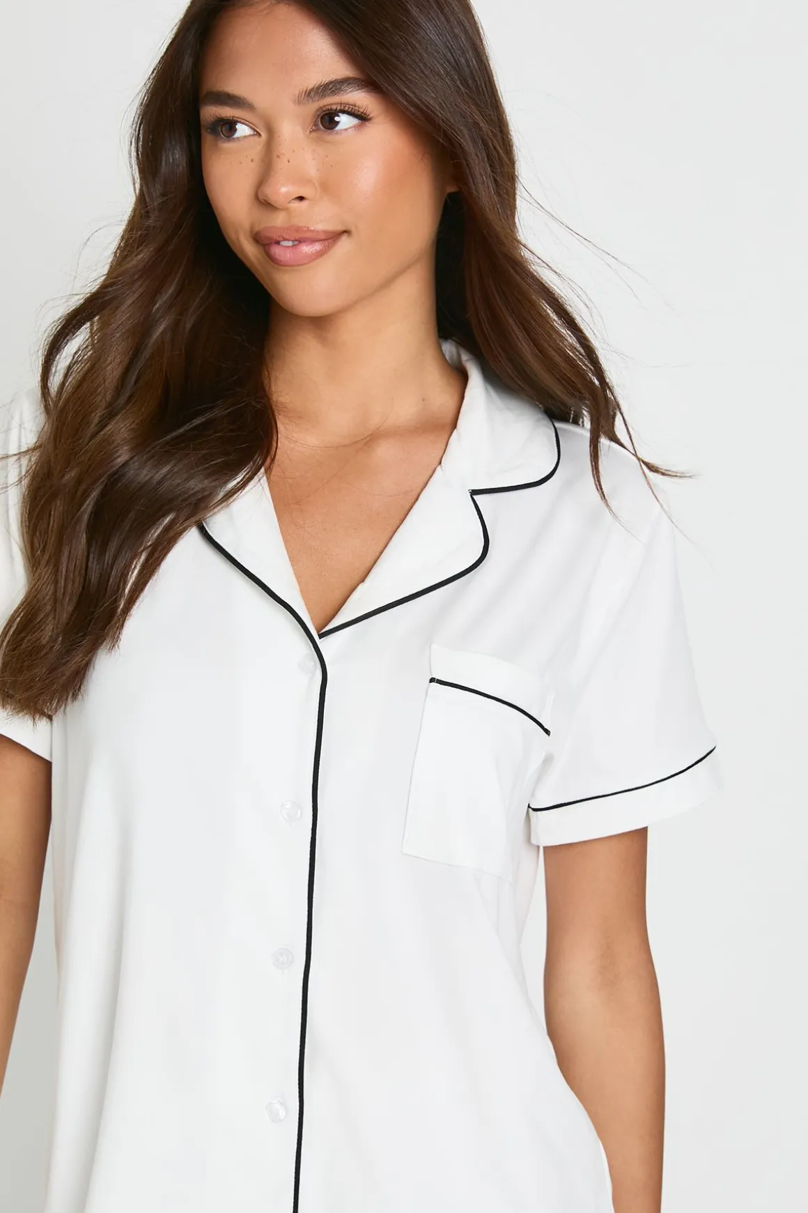 Ensemble pyjama chemise à manches courtes avec détail de passepoil en jersey et short