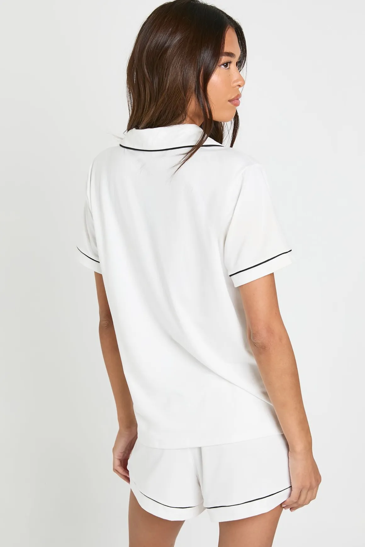Ensemble pyjama chemise à manches courtes avec détail de passepoil en jersey et short