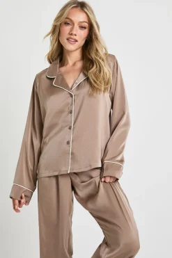 boohoo Ensemble Pyjama Chemise À Manches Longues Et Pantalon Petite Avec Détail De Passepoil En Satin<Femme Satin Et Dentelle|Pyjamas