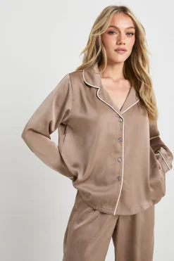 boohoo Ensemble Pyjama Chemise À Manches Longues Et Pantalon Petite Avec Détail De Passepoil En Satin<Femme Satin Et Dentelle|Pyjamas