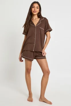 boohoo Ensemble Pyjama Chemise Manches Courtes Et Short En Jersey Avec Détails Passepoilés<Femme Looks Chocolat|Pyjamas