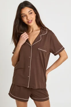 boohoo Ensemble Pyjama Chemise Manches Courtes Et Short En Jersey Avec Détails Passepoilés<Femme Looks Chocolat|Pyjamas