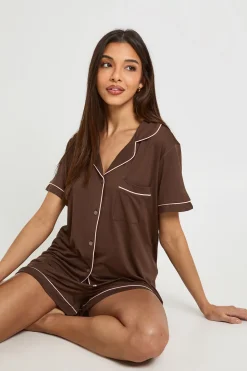boohoo Ensemble Pyjama Chemise Manches Courtes Et Short En Jersey Avec Détails Passepoilés<Femme Looks Chocolat|Pyjamas