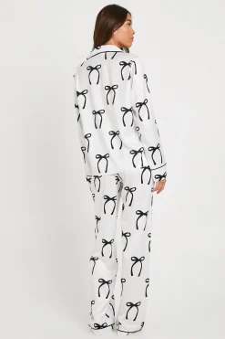 boohoo Ensemble pyjama chemise à manches longues et pantalon à imprimé nœud satin<Femme Satin Et Dentelle|Pyjamas