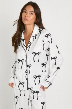 boohoo Ensemble pyjama chemise à manches longues et pantalon à imprimé nœud satin<Femme Satin Et Dentelle|Pyjamas