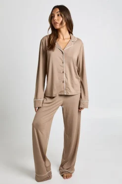 Ensemble pyjama composé d'une chemise à manches longues avec passepoil en jersey et d'un pantalon