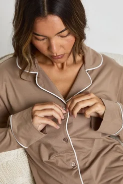 Ensemble pyjama composé d'une chemise à manches longues avec passepoil en jersey et d'un pantalon