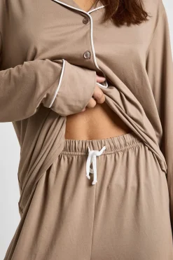 Ensemble pyjama composé d'une chemise à manches longues avec passepoil en jersey et d'un pantalon