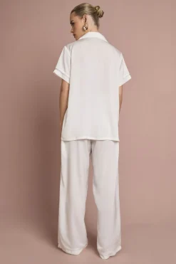Ensemble Pyjama de Mariée 'Bride' en Satin Brodé avec Chemise à Manches Courtes et Pantalon